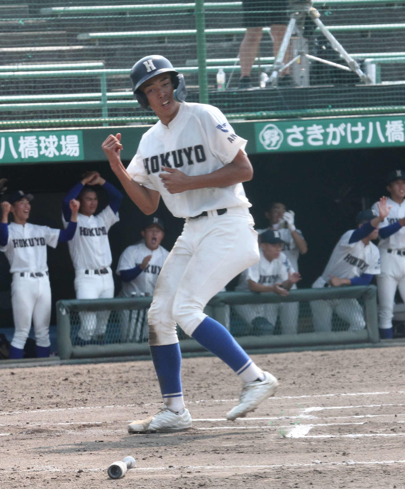 秋田北鷹の金田瞬聖は、6回に追加点のホームを踏んでガッツポーズ