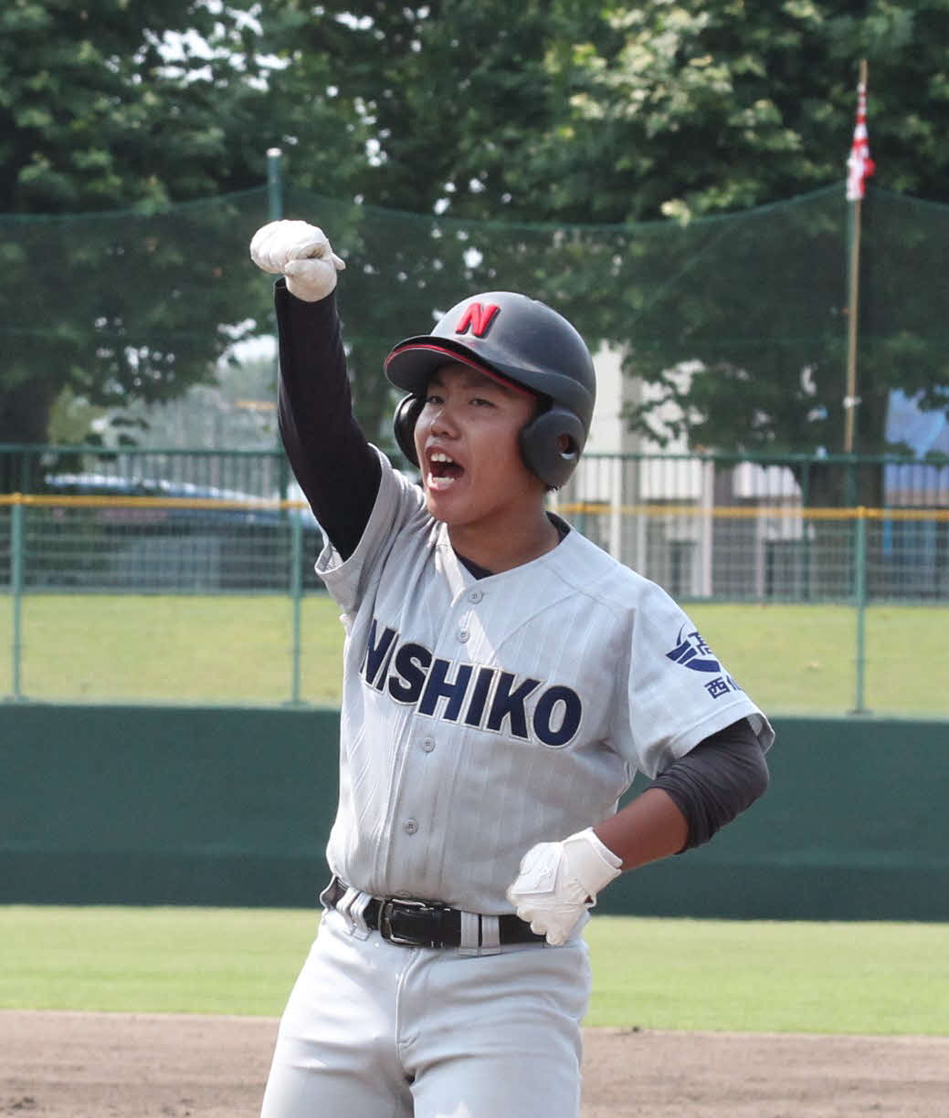 男鹿海洋・仁賀保・西仙北・大曲農高太田分校・雄物川・羽後連合の金一樹主将は、3回に同点タイムリーを放ってガッツポーズ