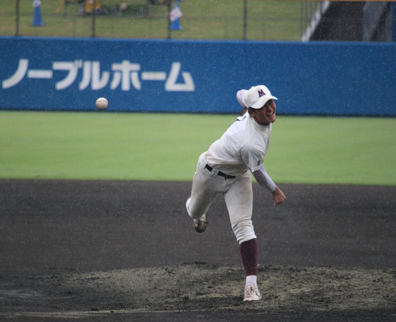 雨の中で投げる水戸一・小川（撮影・金子真仁）