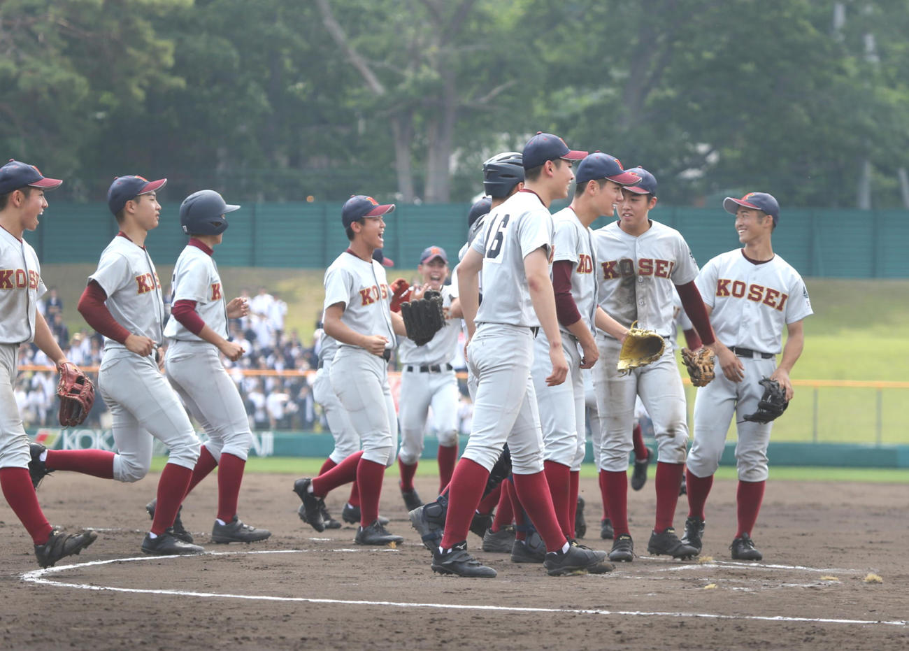札幌光星対北海　北海にコールド勝ちし、笑顔を見せる札幌光星ナイン（撮影・中島洋尚）
