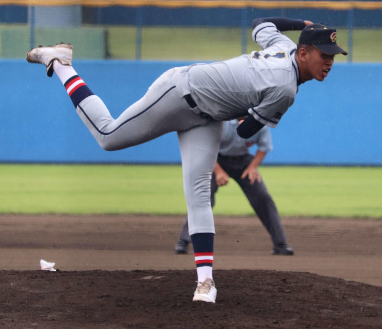 身長2メートル!　5回を投げ1安打6三振で無失点に抑える好投で初戦突破に導いた千葉学芸、先発の菊地（撮影・保坂淑子）
