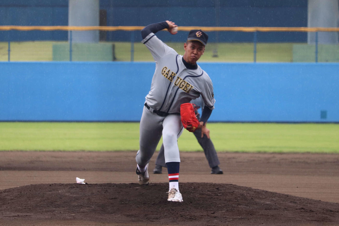5回を投げ1安打6三振で無失点に抑える好投で初戦突破に導いた千葉学芸、先発の菊地（撮影・保坂淑子）
