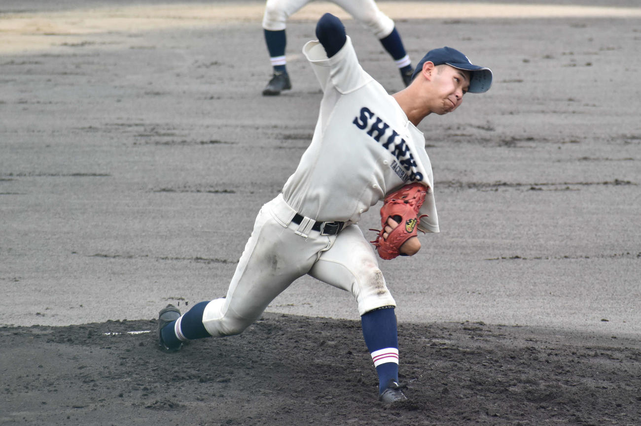 神港橘対小野　10回完投勝利を挙げた神港橘・中間裕瑛（撮影・古財稜明）