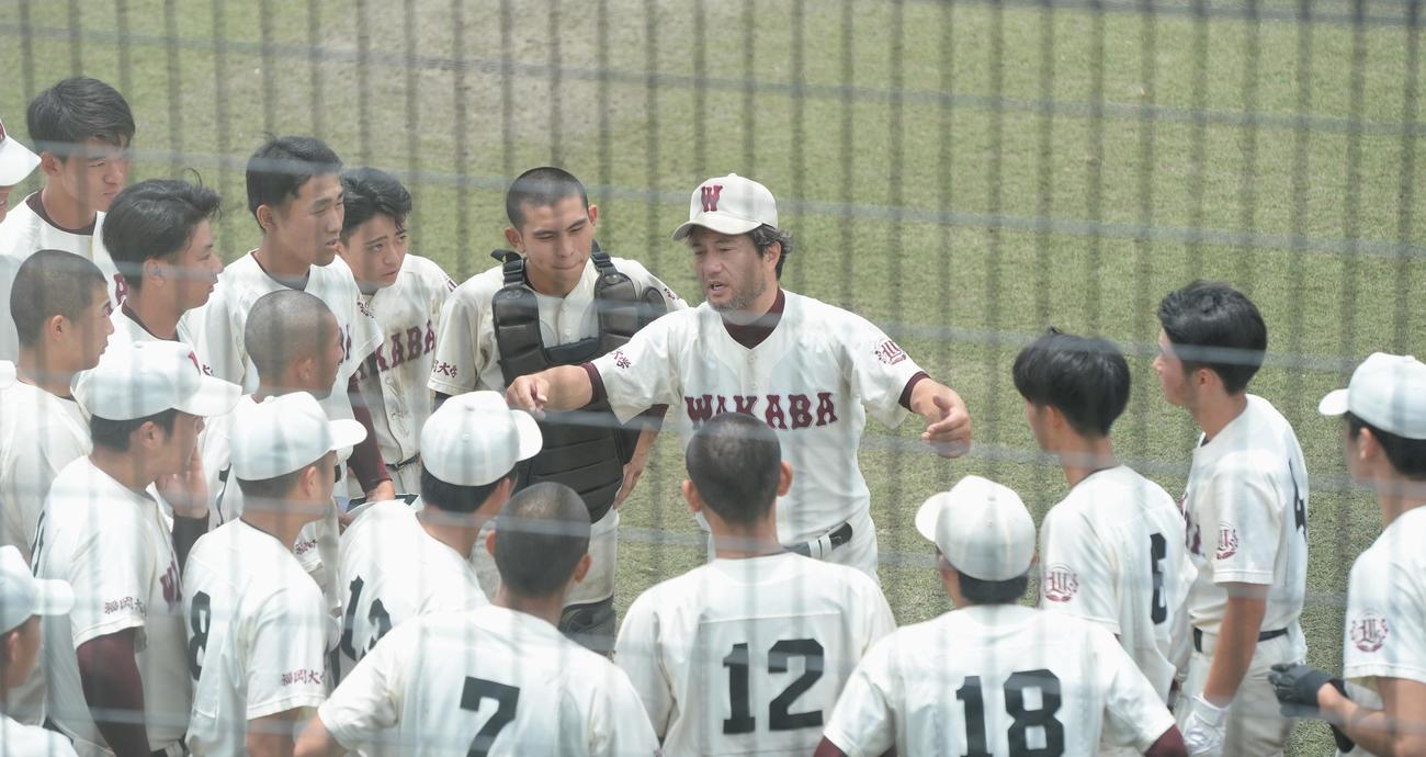 育徳館対福岡大若葉　サヨナラ勝ちを決め、選手に声をかける福岡大若葉・土井監督（中央）（撮影・佐藤究）