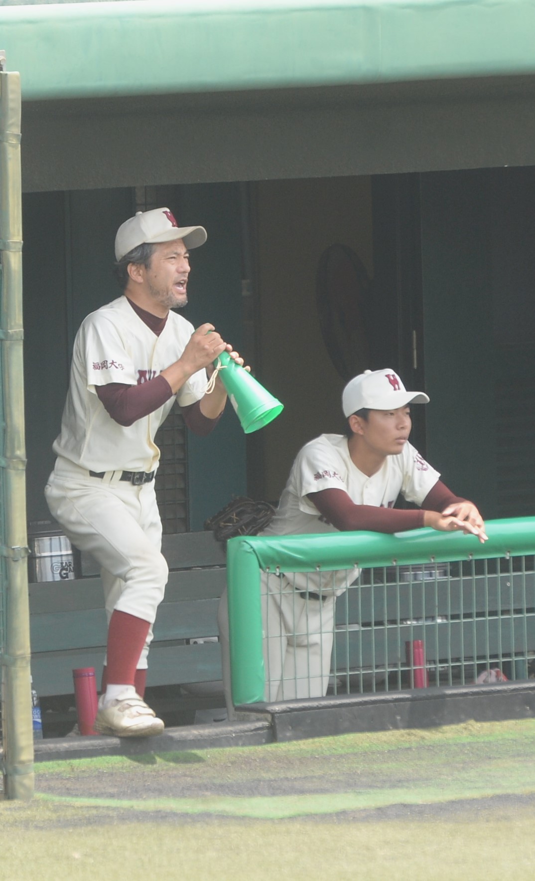 育徳館対福岡大若葉　選手に声を飛ばす福岡大若葉・土井監督（左）（撮影・佐藤究）