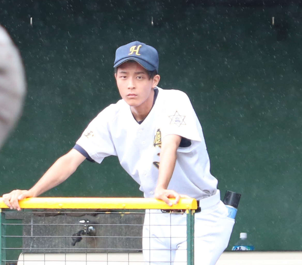 宮代対越生・日高・鳩山　ベンチから試合を見つめる鳩山・岩井（撮影・野見山拓樹）