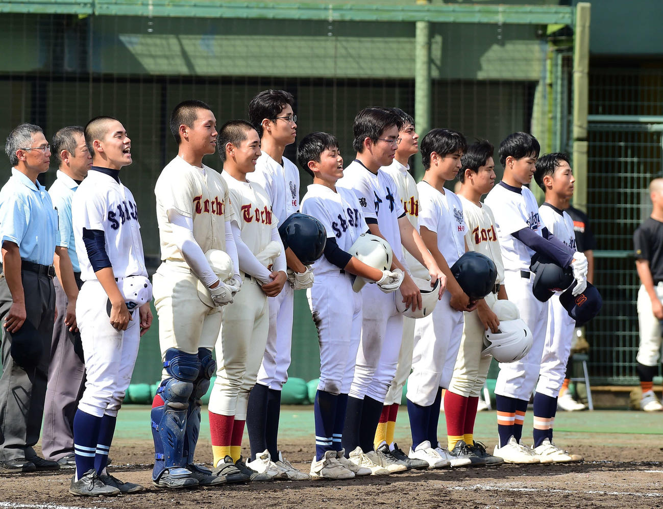 十日町総合・塩沢商工対加茂農林・正徳館・栃尾・分水・三条商　試合に勝利し、三条商の校歌を歌う5校連合ナイン