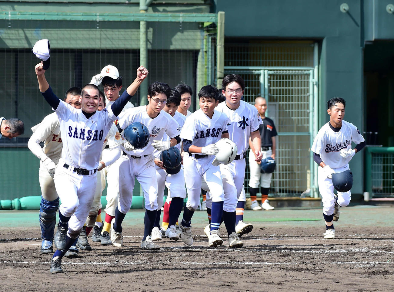 十日町総合・塩沢商工対加茂農林・正徳館・栃尾・分水・三条商　連合対決を制し、スタンドあいさつに向かう5校連合ナイン（撮影・大島享也）
