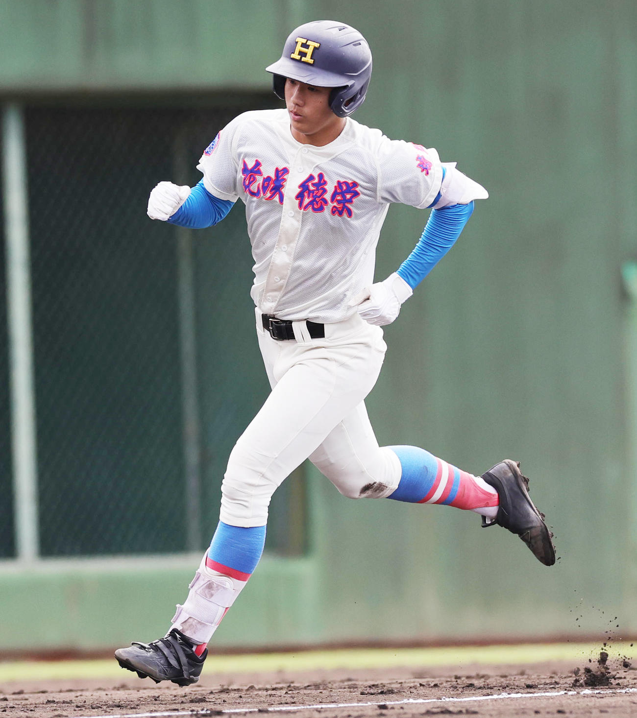 花咲徳栄対越谷東　2回表花咲徳栄無死、左越え先制本塁打を放ち本塁に向かう石塚（撮影・野上伸悟）