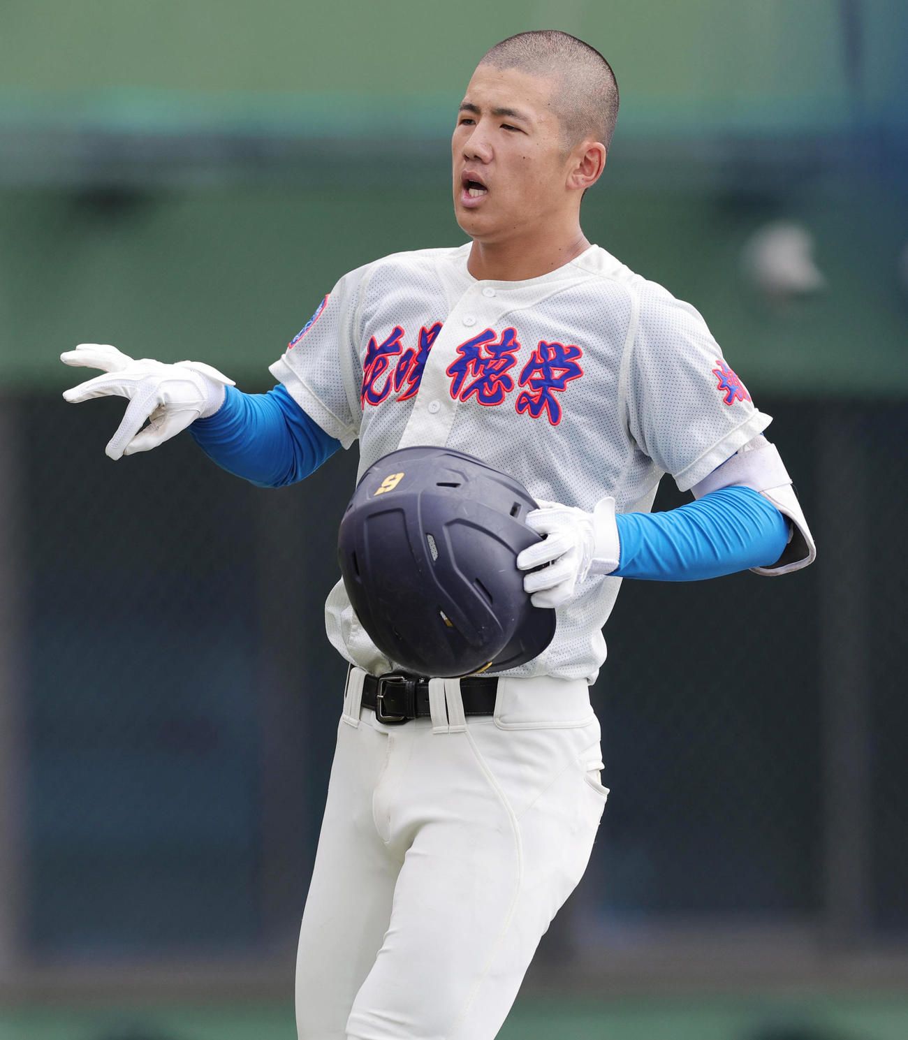 花咲徳栄対越谷東　2回表花咲徳栄無死、左越え先制本塁打を放ち喜ぶ石塚（撮影・野上伸悟）