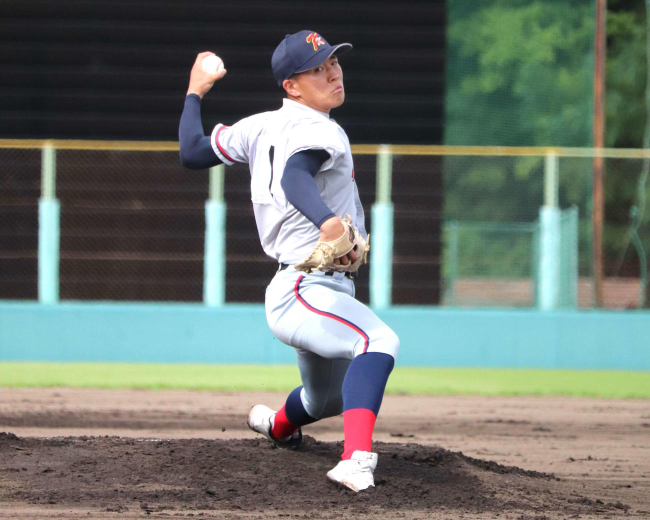 京都国際対京都成章　京都国際の先発で背番号1・中崎琉生投手（3年）（撮影・中島麗）