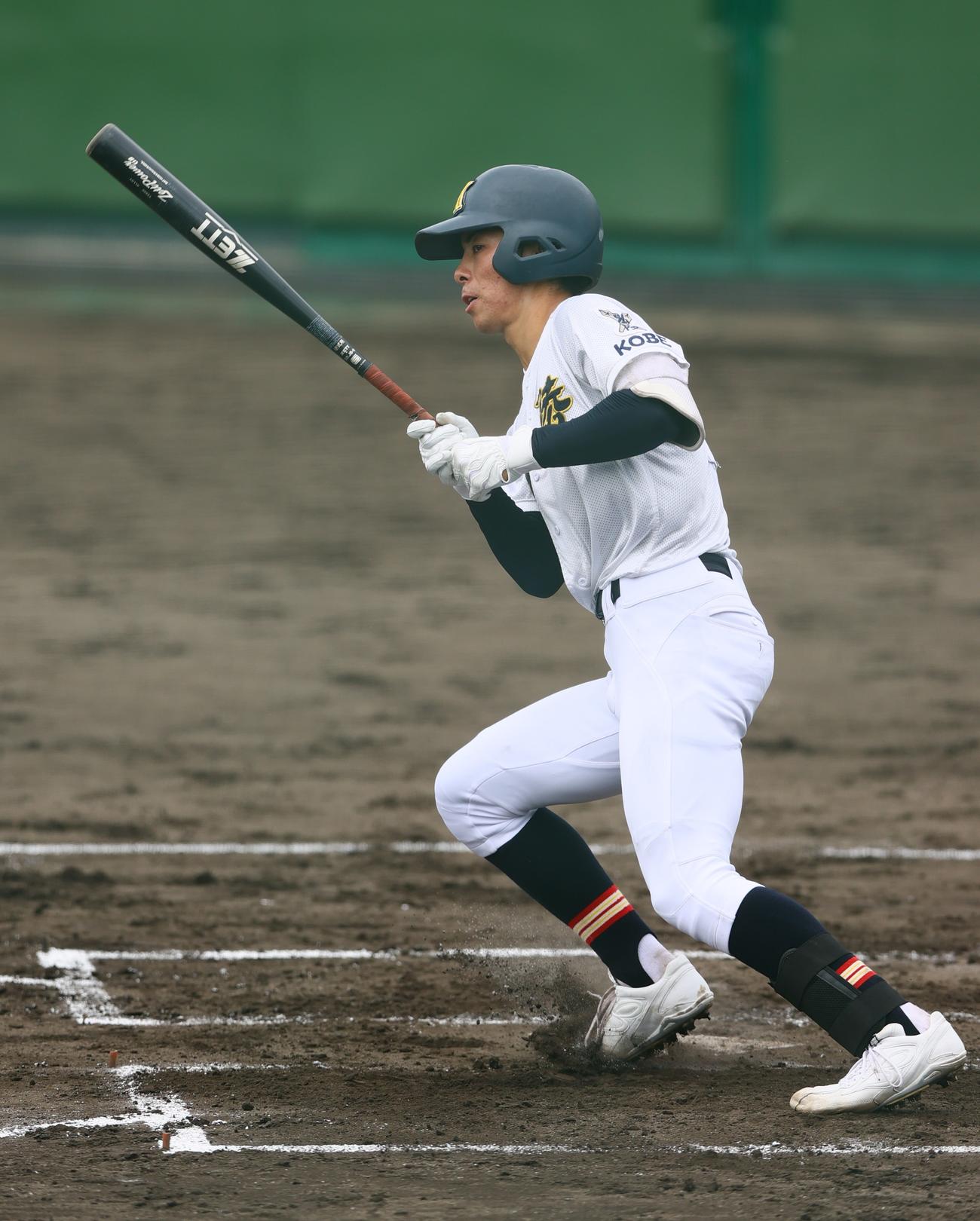 兵庫大会2回戦　神戸弘陵対飾磨工　2回表神戸弘陵1死二塁、村上は先制の左適時二塁打を放つ（撮影・上山淳一）