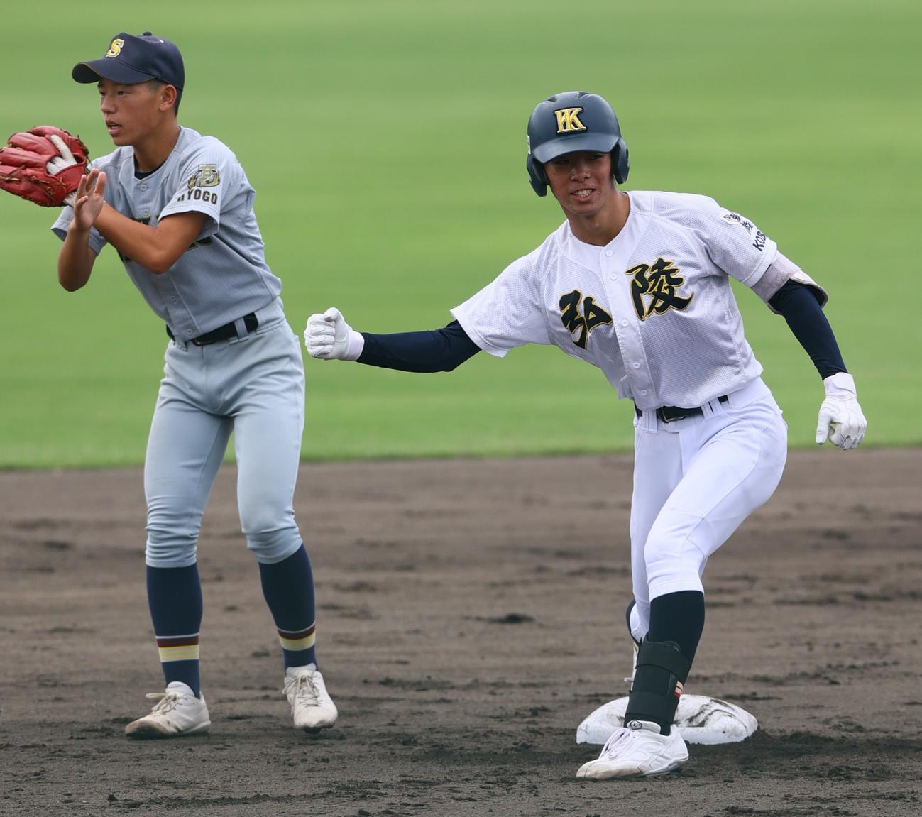 兵庫大会2回戦　神戸弘陵対飾磨工　2回表神戸弘陵1死二塁、村上（右）は先制の左適時二塁打を放ち二塁で喜ぶ（撮影・上山淳一）