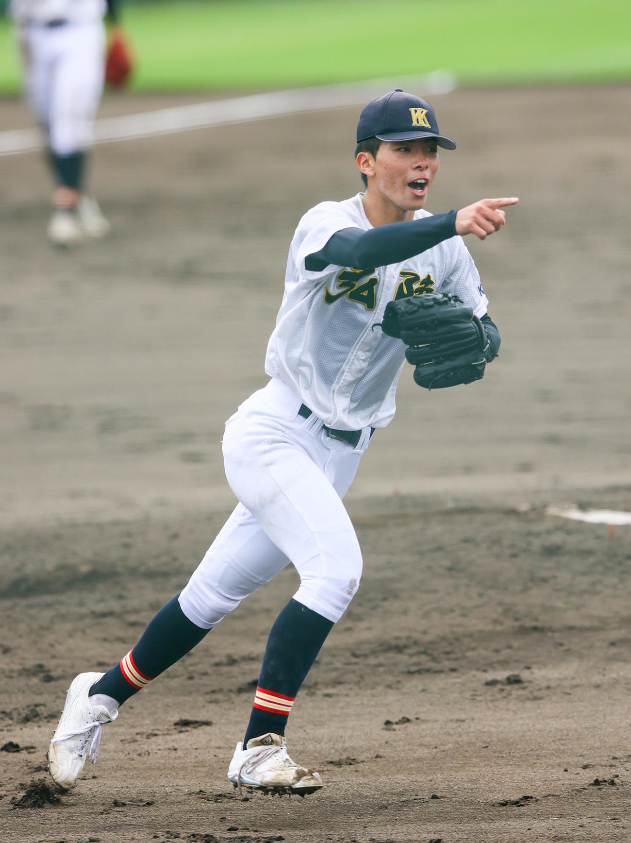 神戸弘陵対飾磨工　4回裏飾磨工1死、村上は松岡拓の一邪飛を指さす（撮影・上山淳一）
