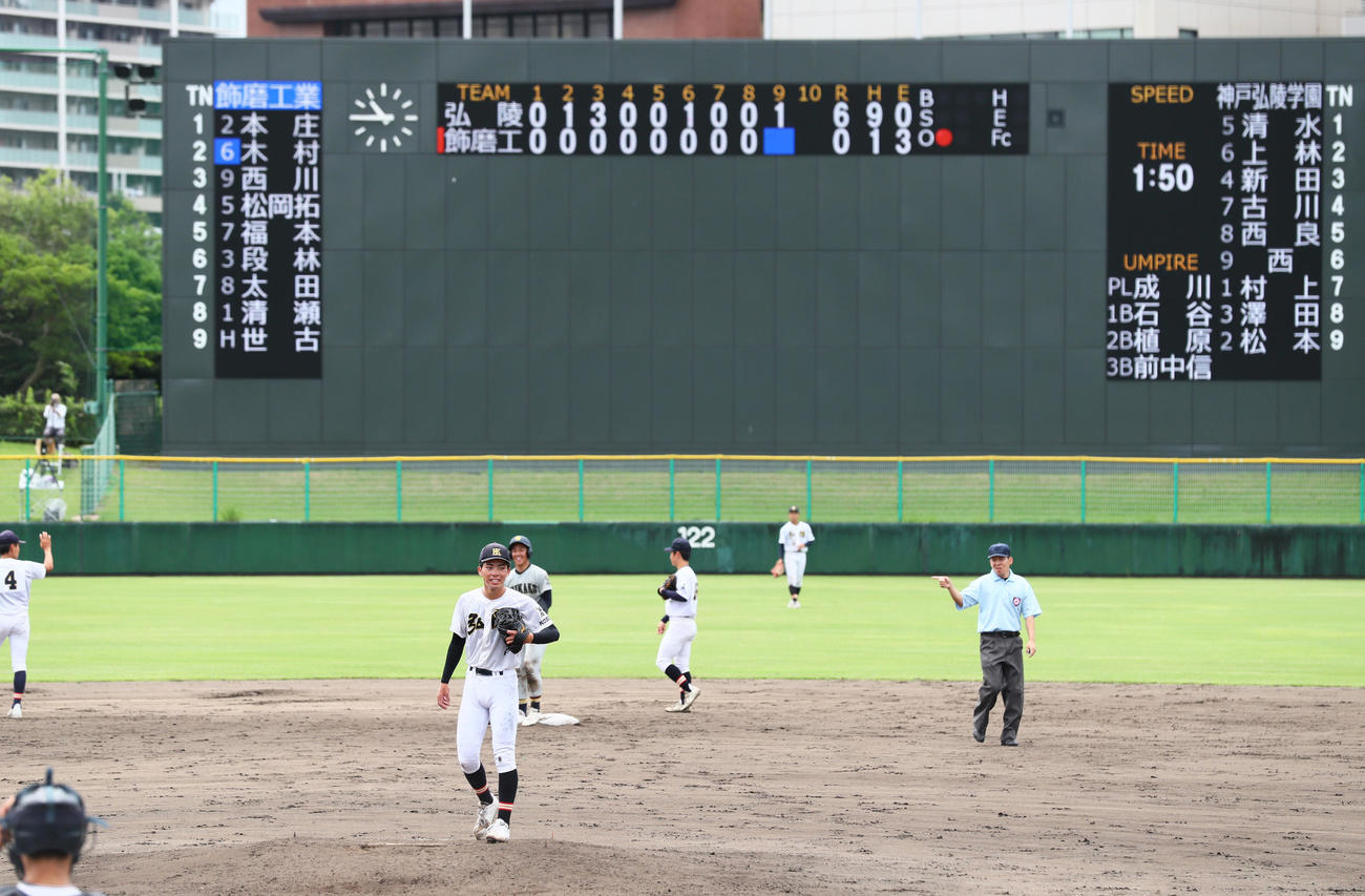 神戸弘陵対飾磨工　9回裏飾磨工1死、村上（手前）は本庄に中越え二塁打を浴びノーヒットノーランとならず苦笑いする（撮影・上山淳一）