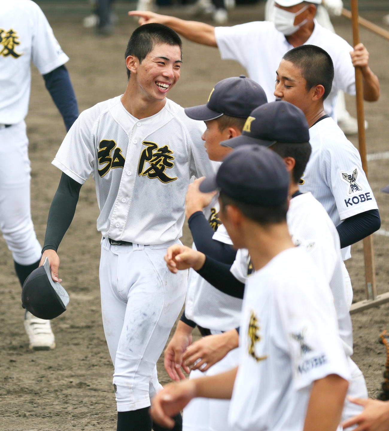 神戸弘陵・村上（左）は飾磨工に勝利し笑顔を見せる（撮影・上山淳一）
