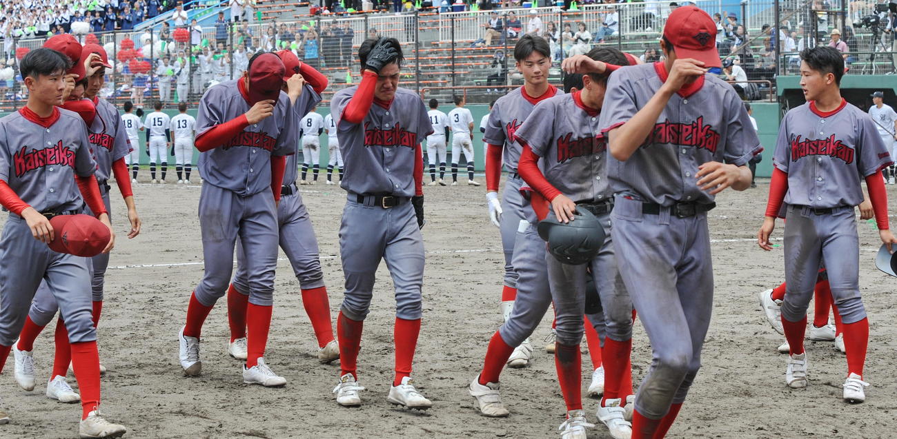 試合後、ベンチに戻る浜松開誠館ナイン　　　　　　　　
