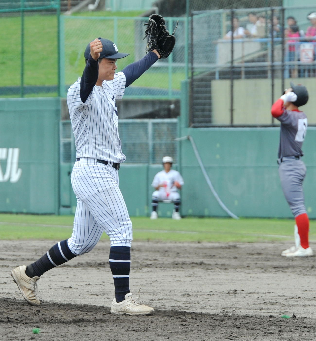 9回裏、最後の打者を打ち取りガッツポーズする常葉大菊川・小沢（左）　
