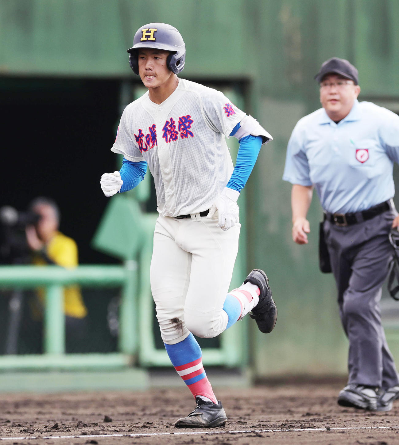 花咲徳栄対越谷東　2回表花咲徳栄無死、左越え先制本塁打を放ち本塁に向かう石塚（撮影・野上伸悟）