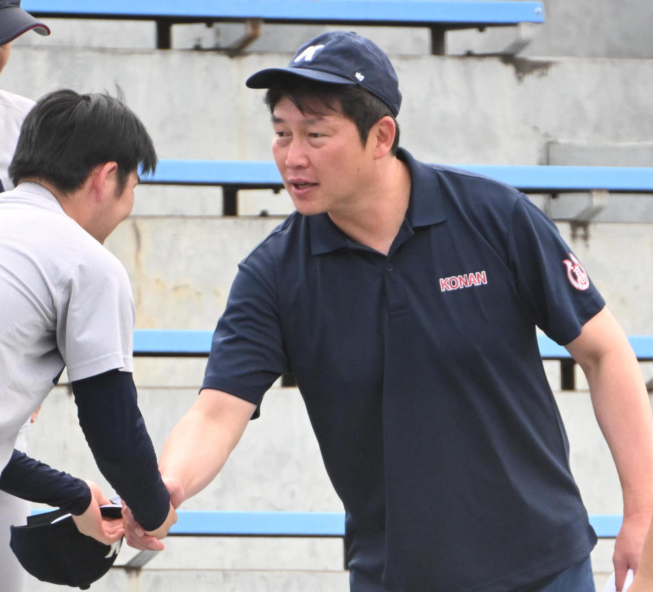 息子の応援に駆けつけた広島の新井監督（撮影・石井愛子）