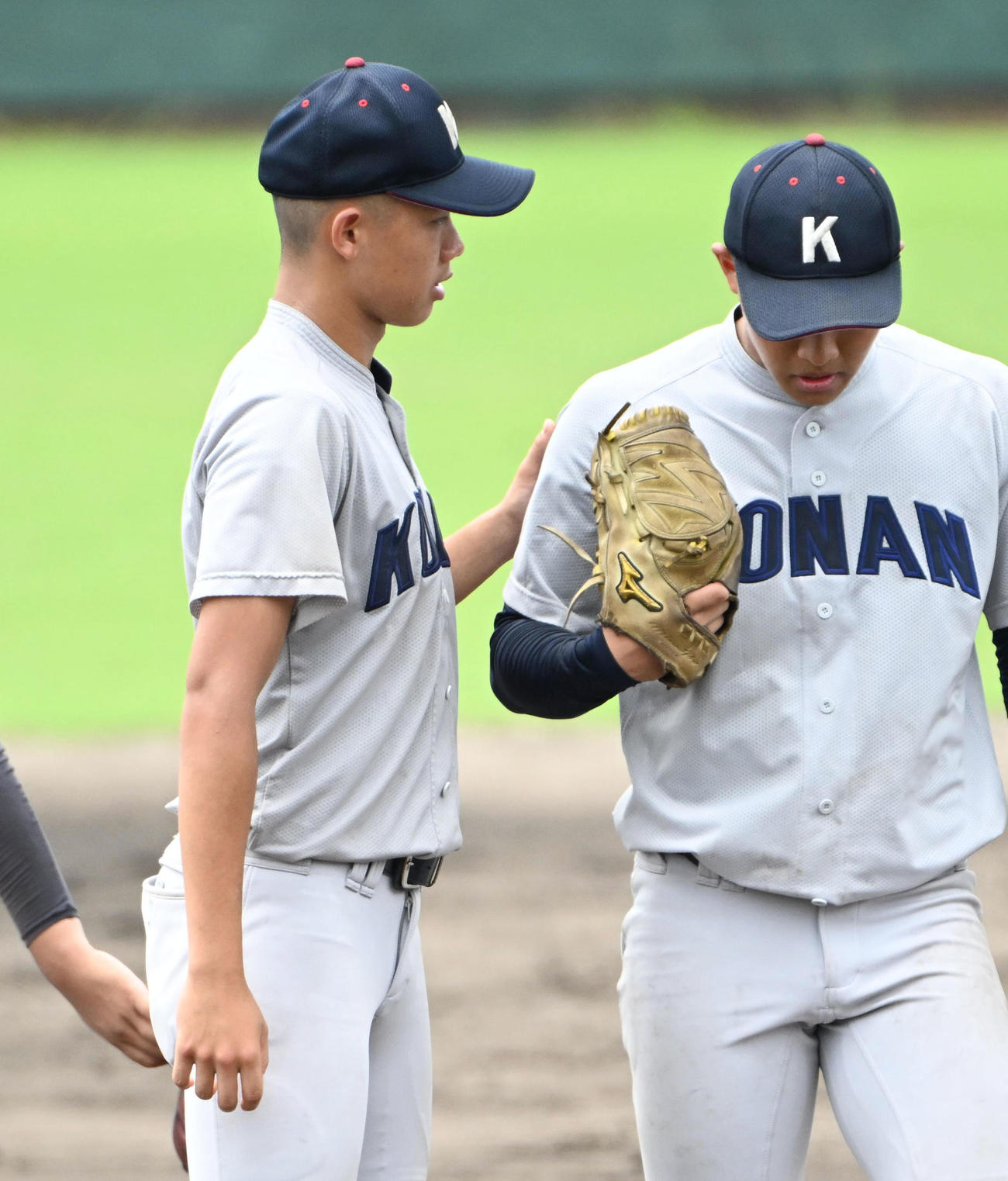 灘対甲南　9回表灘1死一塁のピンチに甲南・熊谷心太投手（右）にに声をかける甲南・新井颯真（撮影・石井愛子）