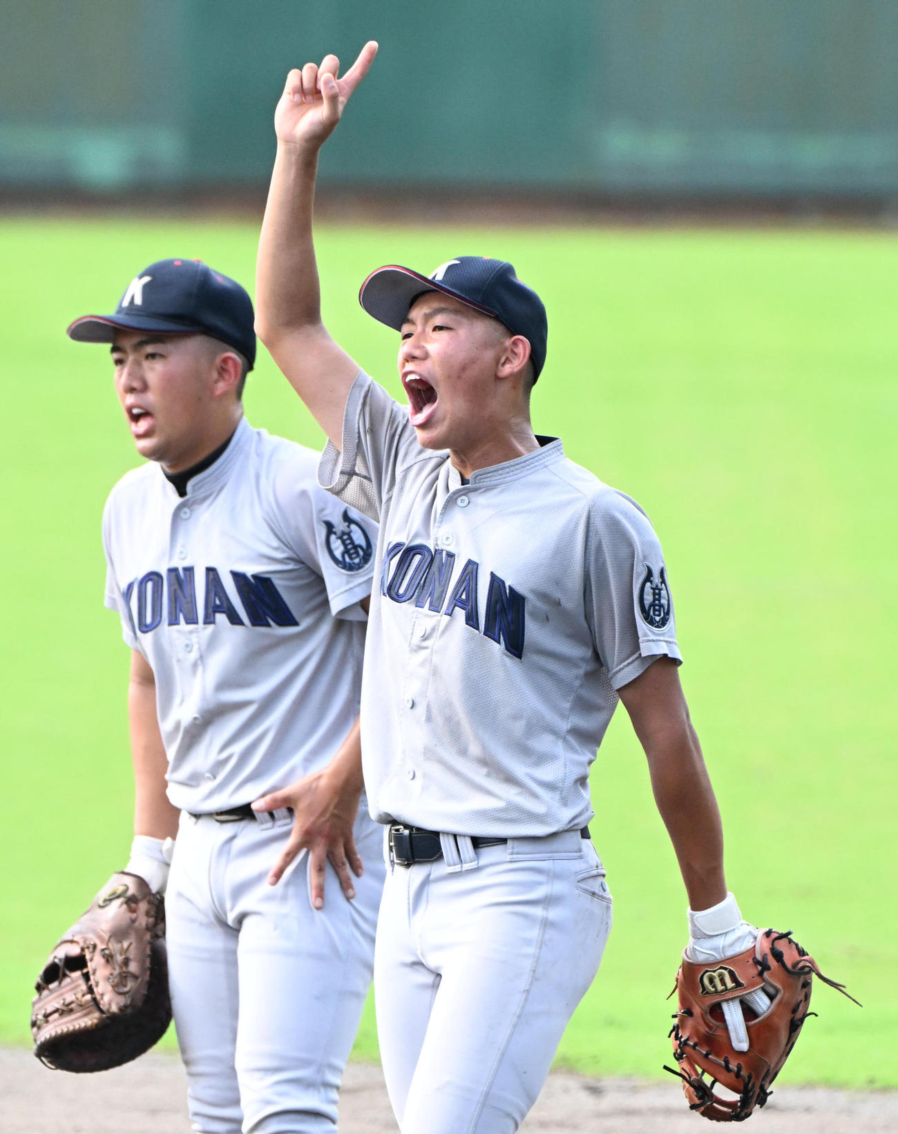 灘対甲南　試合前にノックを受ける新井颯真（右）（撮影・石井愛子）