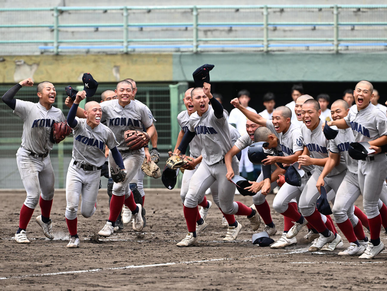 灘対甲南　灘に勝利し喜ぶ甲南ナイン（撮影・石井愛子）