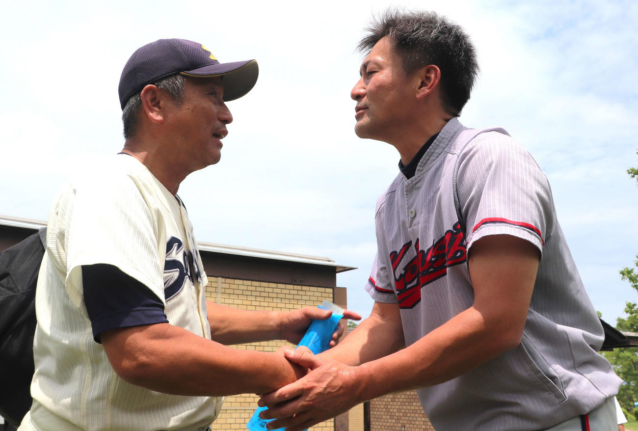 京都国際対京都成章　試合後、母校の恩師・京都成章の松井常夫監督（左）に駆け寄る京都国際の小牧憲継監督（撮影・中島麗）