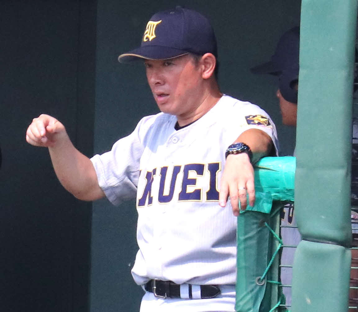 仙台育英対松島　指示を送る仙台育英の須江航監督（撮影・黒須亮）　