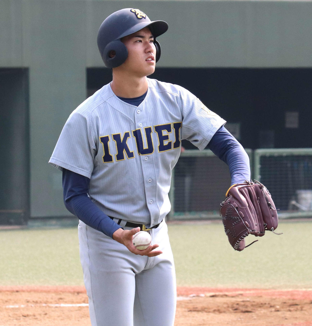 仙台育英対松島　シートノックの補助に入るプロ注目の仙台育英・山口廉王投手（撮影・黒須亮）　