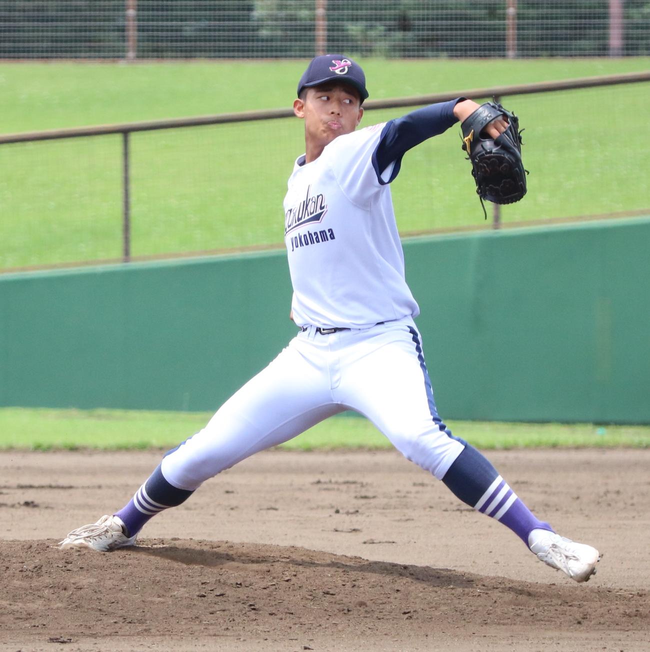 横浜創学館対横浜清陵　横浜創学館の2番手で登板した鈴木（撮影・深田雄智）