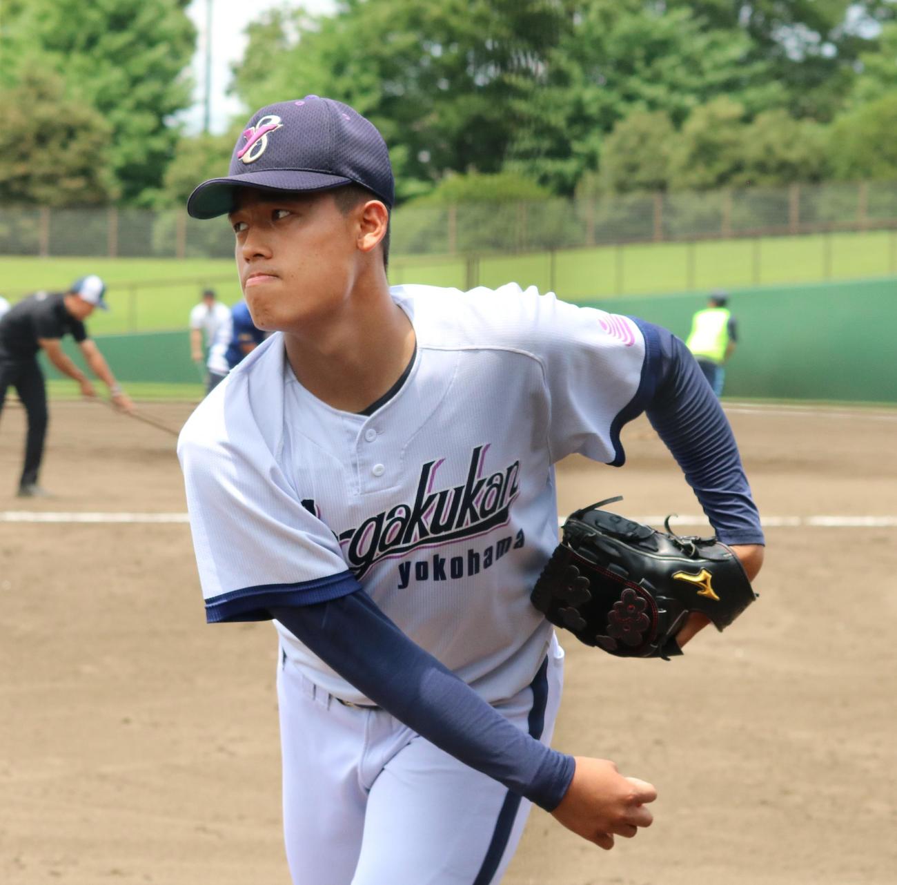 横浜創学館対横浜清陵　5回の整備中に肩を作る横浜創学館・鈴木（撮影・深田雄智）