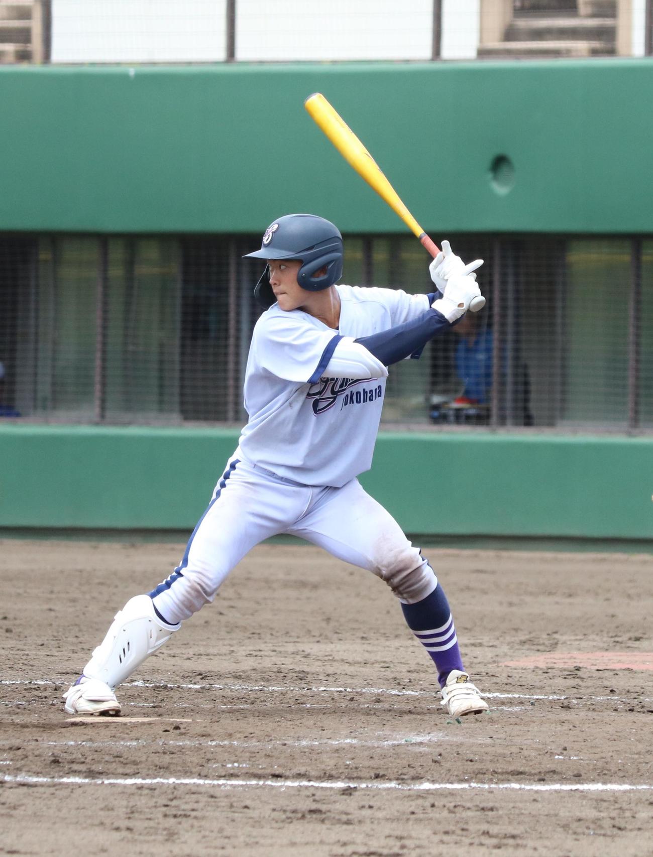 横浜創学館対横浜清陵　7回裏横浜創学館1死二塁、勝ち越しとなる適時打を放つ今尾憧（撮影・深田雄智）