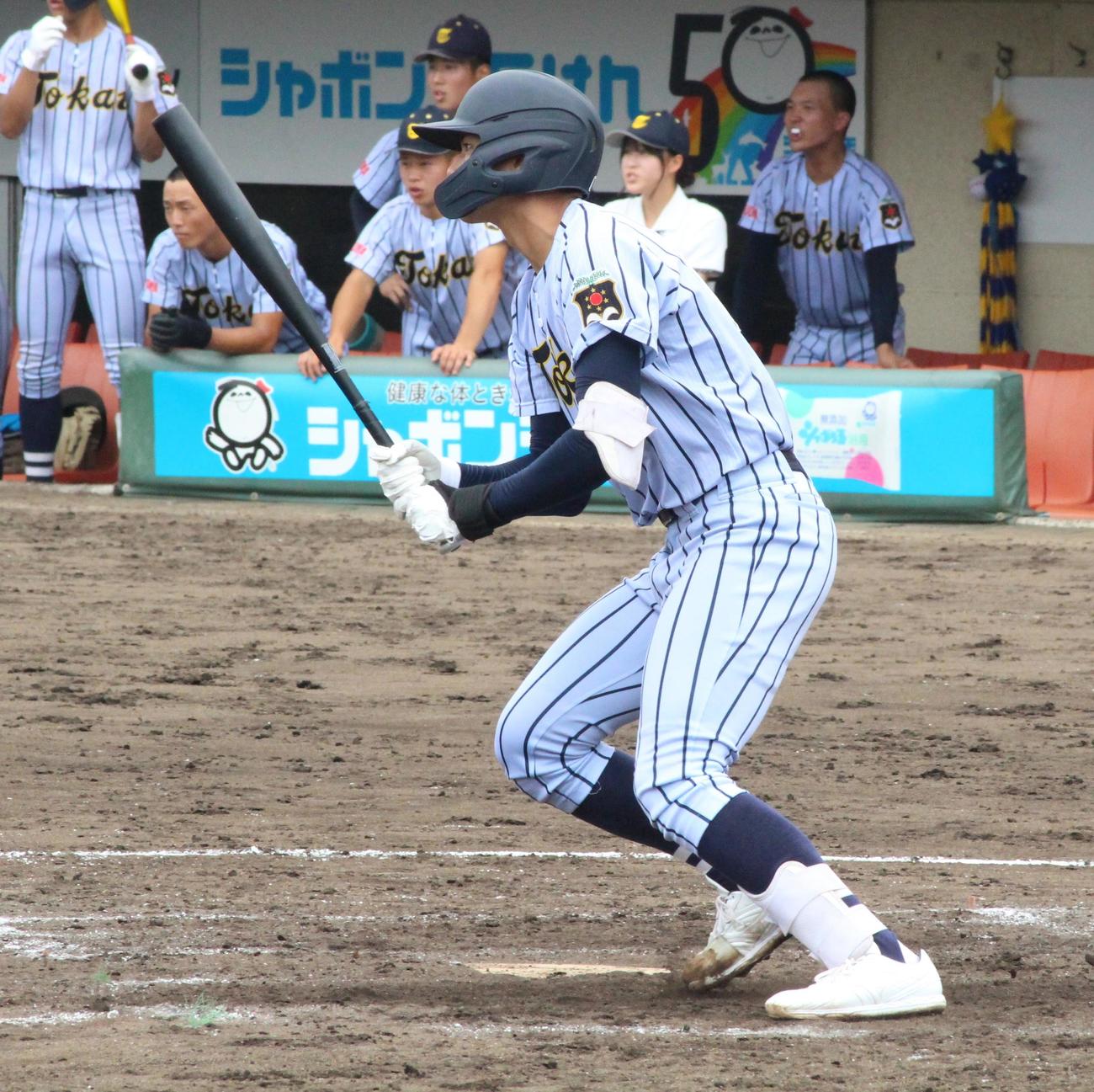 沖学園対東海大福岡　5回裏東海大福岡1死二、三塁、中前2点適時打を放つ佐藤翔斗投手（撮影・菊川光一）