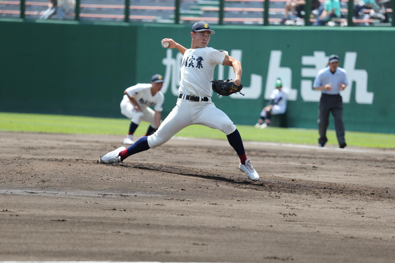 旭川実対旭川永嶺　旭川実のエース右腕・田中は力投する（撮影・中島洋尚）