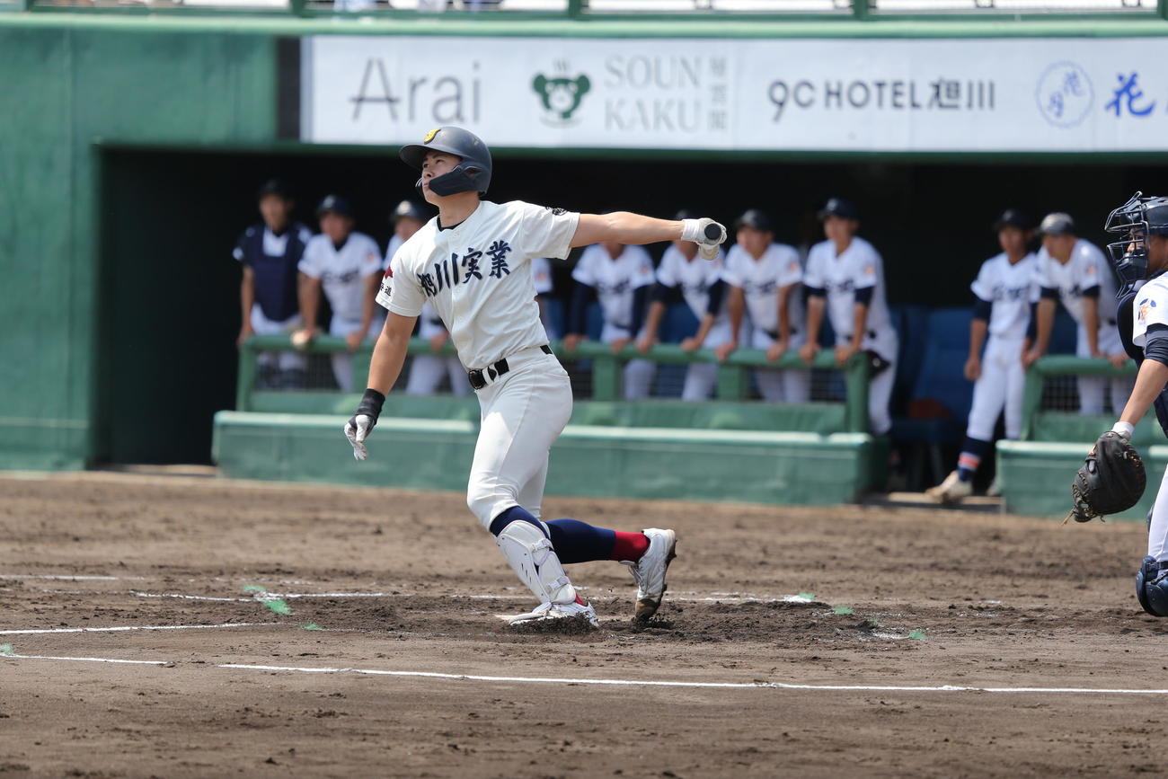 旭川実対旭川永嶺　1回裏旭川実1死満塁、旭川実の田中は左翼フェンス直撃の3点適時二塁打を放つ（撮影・中島洋尚）