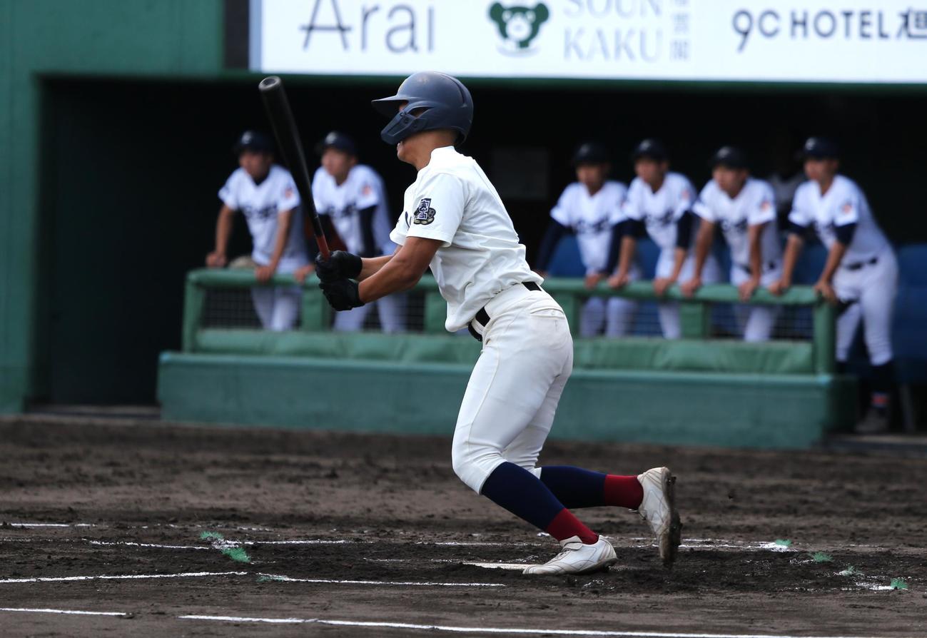 旭川実対旭川永嶺　1回裏旭川実1死一、二塁、旭川実の白川二塁手は、誕生日に先制中前適時打を放つ（撮影・中島洋尚）