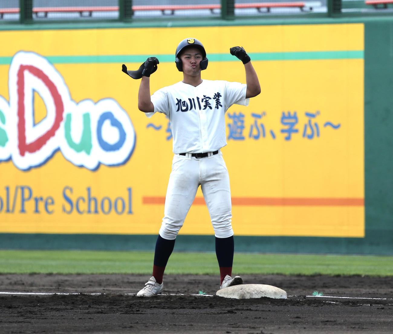 旭川実対旭川永嶺　1回裏旭川実1死一、二塁、旭川実の白川二塁手は、誕生日に先制中前適時打を放ち両手でガッツポーズ（撮影・中島洋尚）