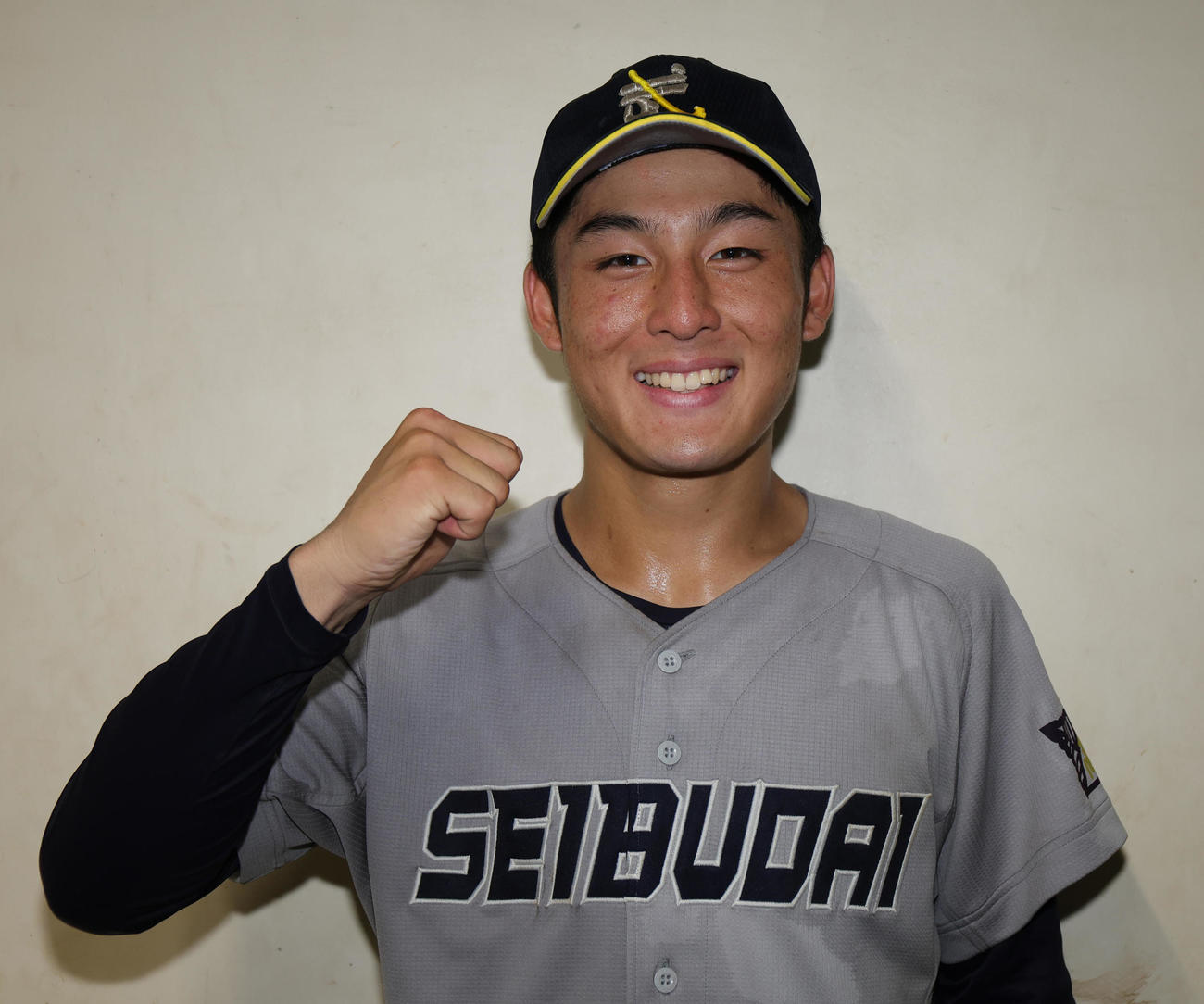 西武台対秀明英光　完投勝利を挙げ笑顔でガッツポーズの西武台・大竹（撮影・野上伸悟）