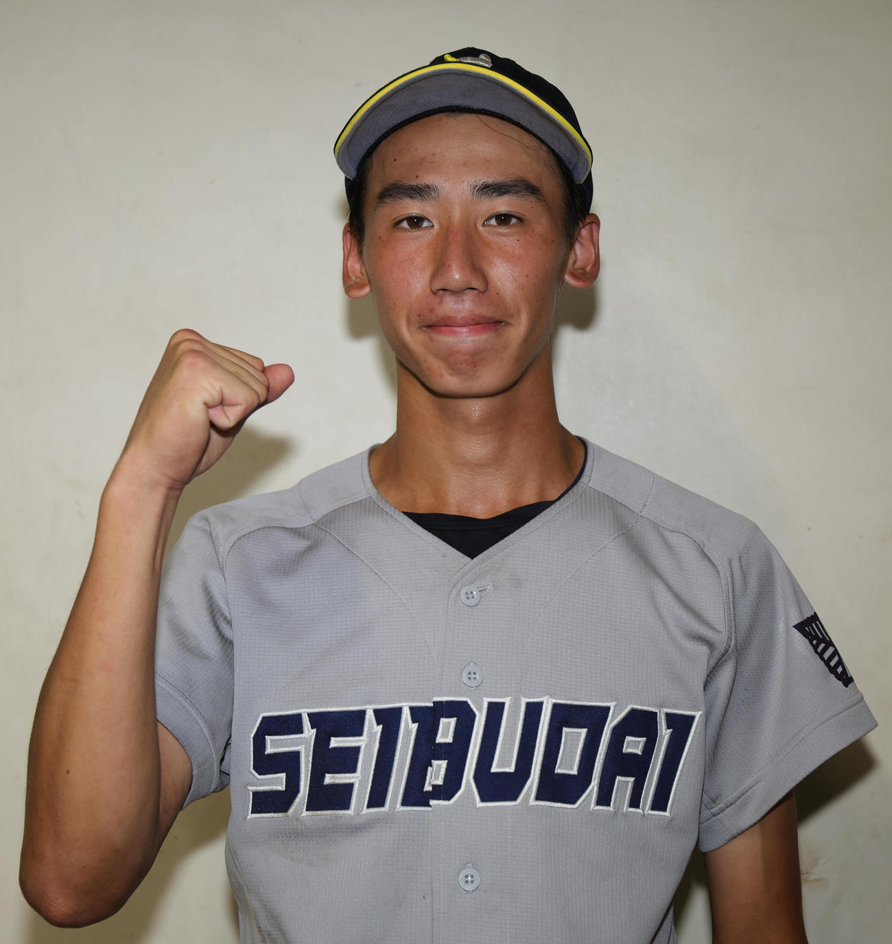 西武台対秀明英光　接戦を勝利しガッツポーズの西武台・長島（撮影・野上伸悟）