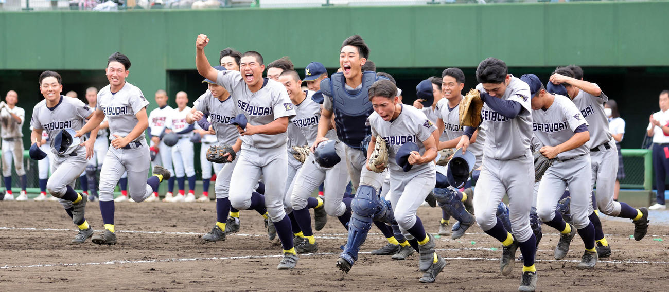 西武台対秀明英光　勝利し応援席に向かって走り出す西武台の選手たち（撮影・野上伸悟）