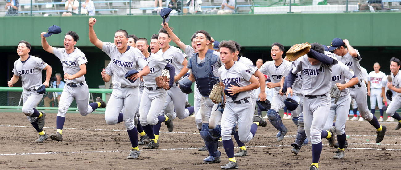 西武台対秀明英光　勝利し応援席に向かって走り出す西武台の選手たち（撮影・野上伸悟）