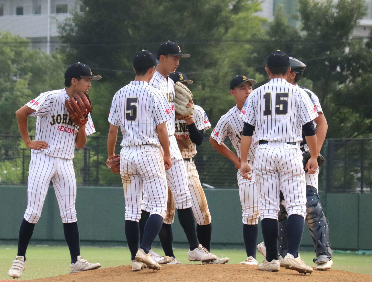 石巻対仙台城南　6回裏石巻2死三塁、マウンド上で輪を作る仙台城南内野陣（撮影・黒須亮）　