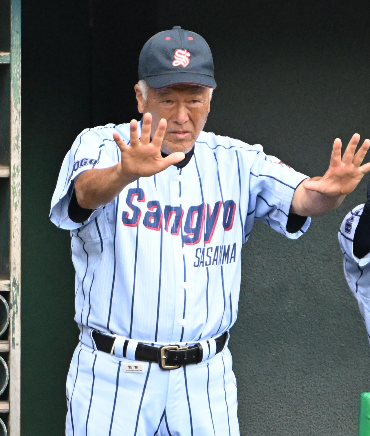 伊川谷対篠山産　選手にサインを出す篠山産・長沢宏行監督（撮影・石井愛子）