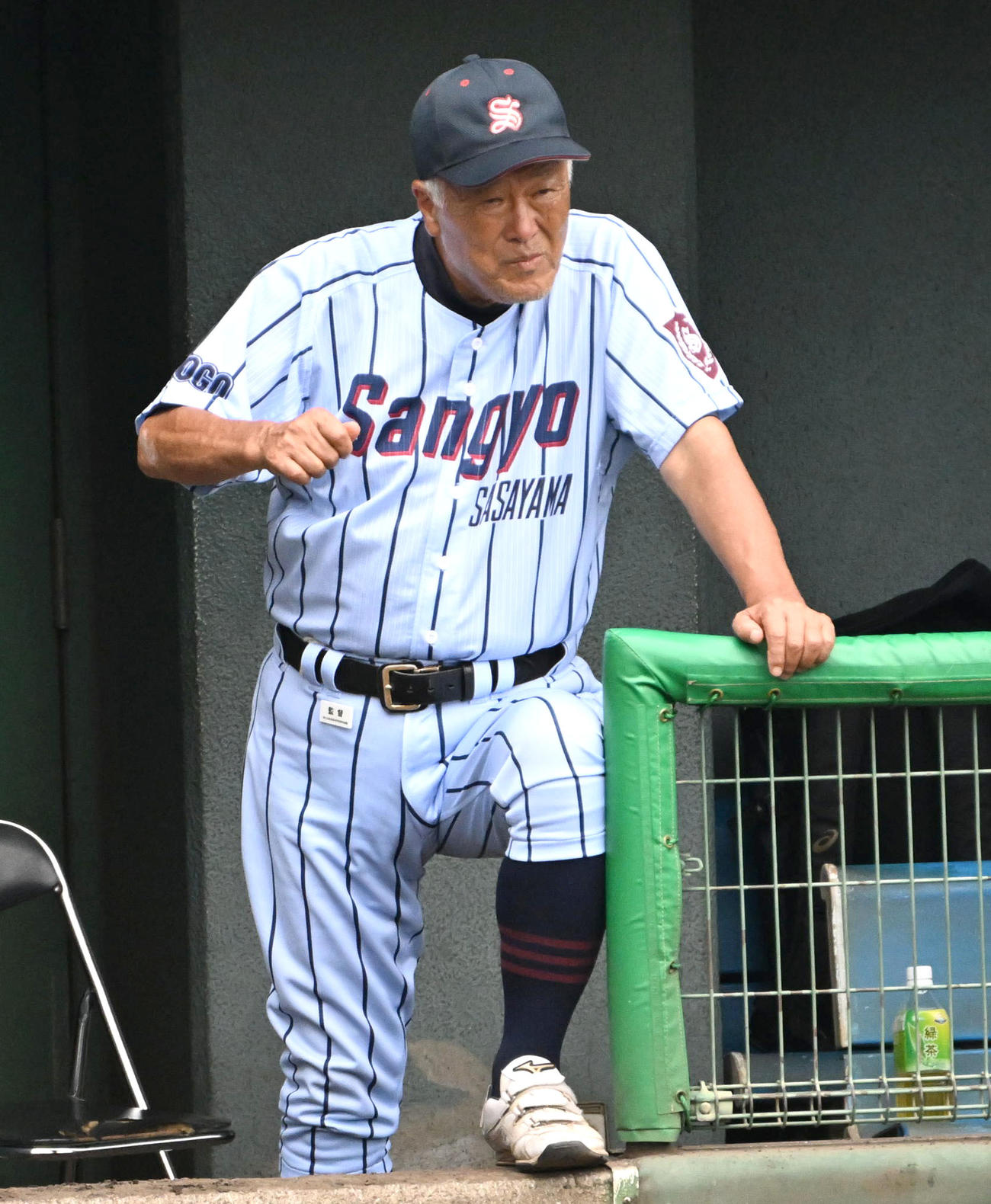 伊川谷対篠山産　選手にサインを出す篠山産・長沢宏行監督（撮影・石井愛子）