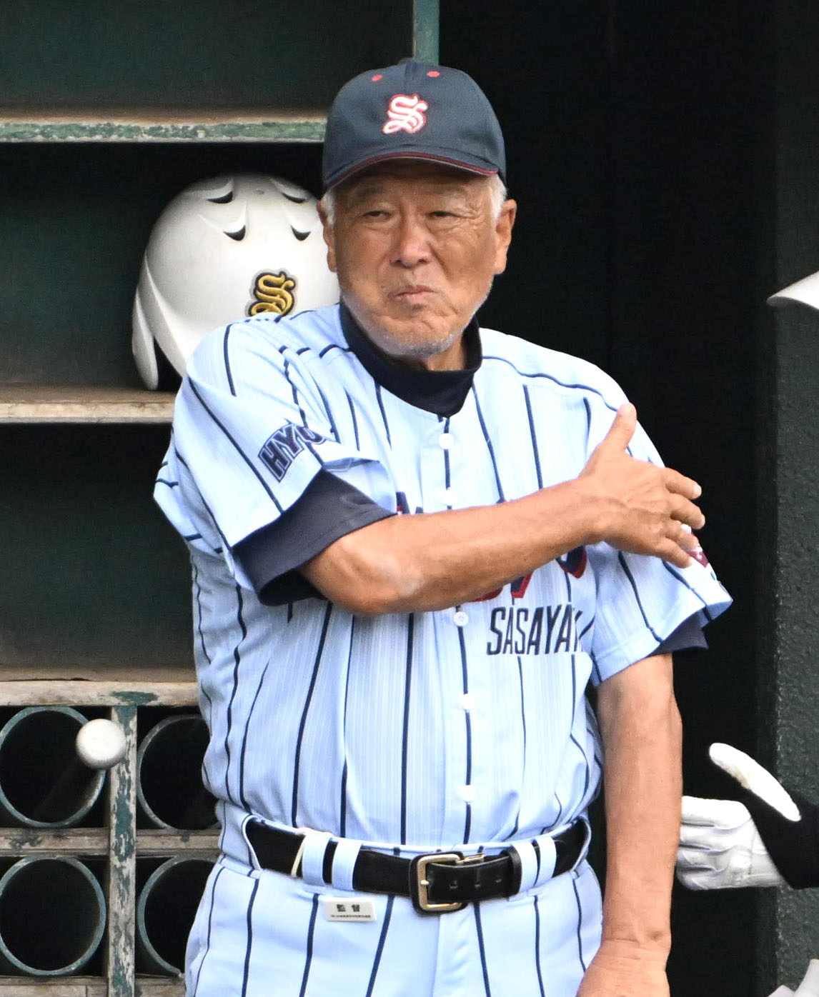 伊川谷対篠山産　選手にサインを出す篠山産・長沢宏行監督（撮影・石井愛子）