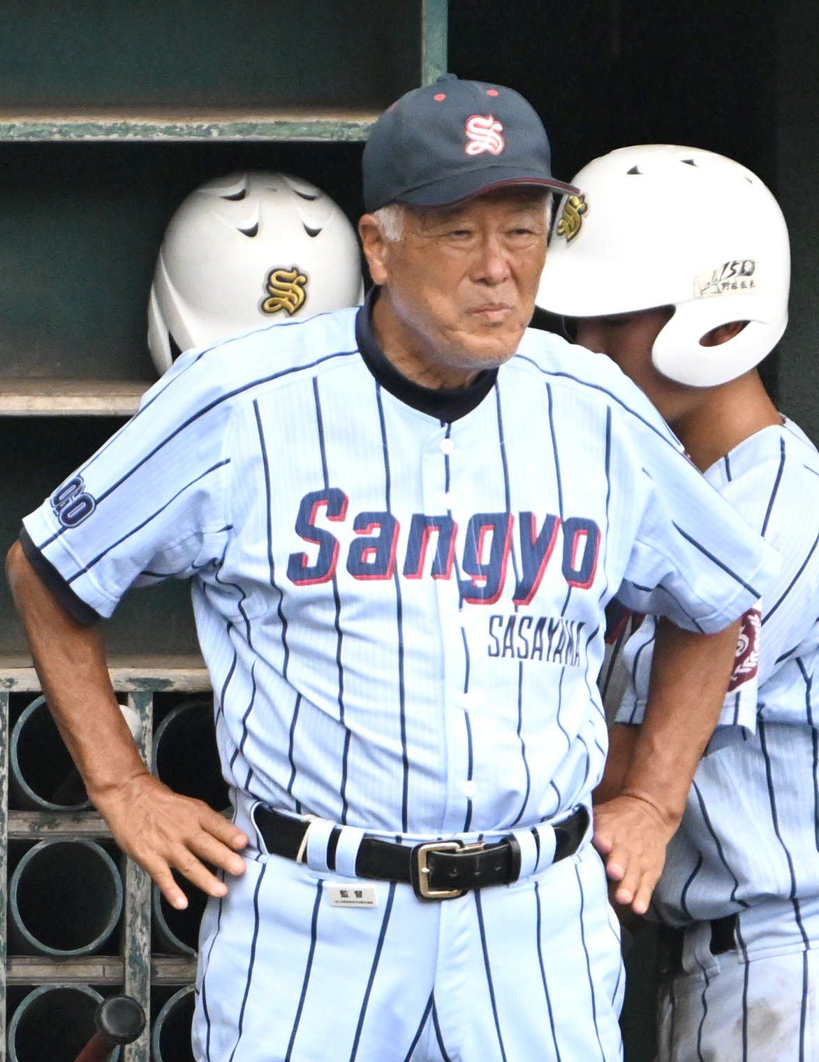 伊川谷対篠山産　試合を見て戦略を立てる篠山産・長沢宏行監督（撮影・石井愛子）