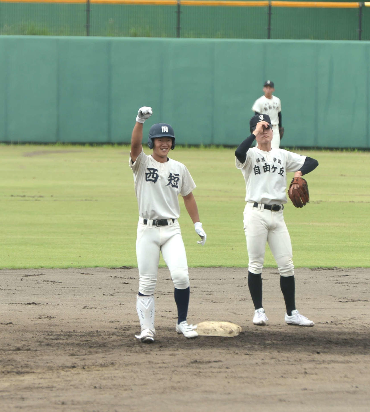 自由ケ丘対西日本短大付　2回裏西日本短大付1死一、二塁、先制の適時二塁打を放ち、ガッツポーズする安田（左）（撮影・佐藤究）