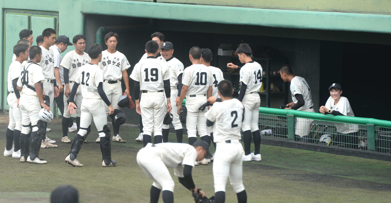 自由ケ丘対西日本短大付　選手に指示を送る自由ケ丘・西尾監督（中央）（撮影・佐藤究）