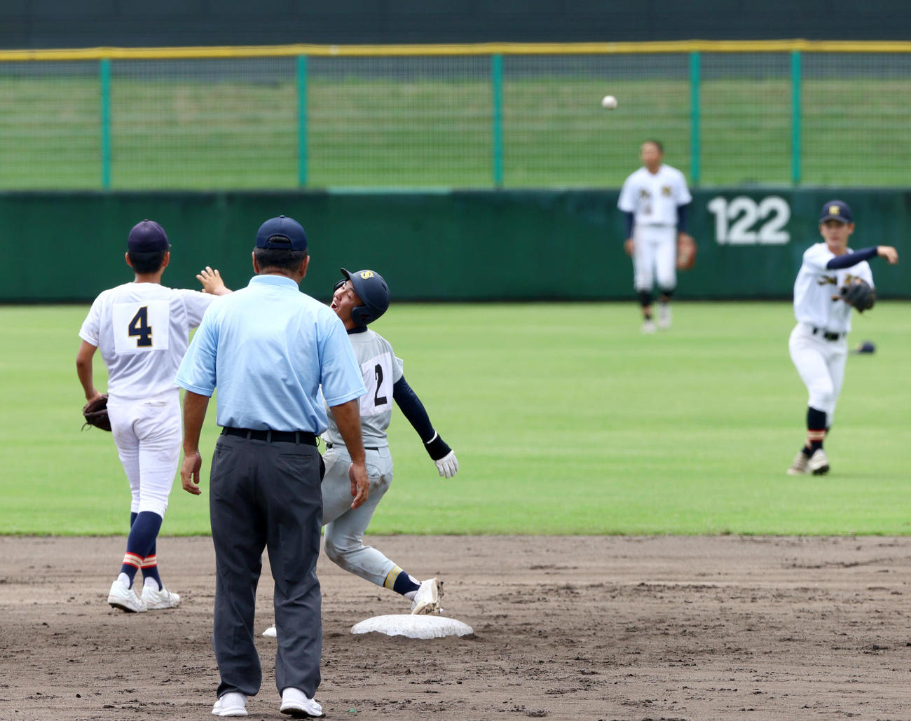 神戸弘陵対飾磨工　9回裏飾磨工1死、本庄（左から3人目）は村上泰斗から中越え二塁打を放ち二塁に向かう（撮影・上山淳一）
